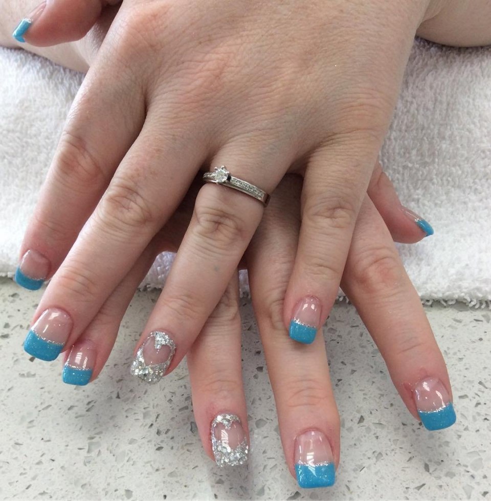 Бирюзовый френч на ногтях