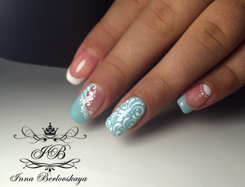 Мятный маникюр со стразами