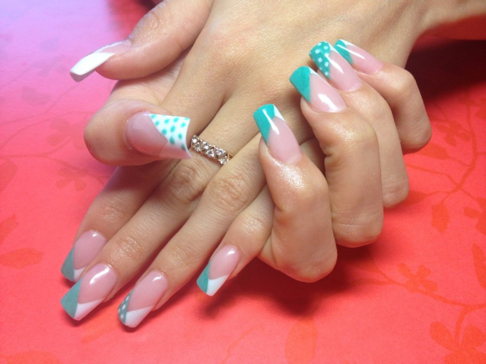 Маникюр миндаль бирюзовый френч с рисунком