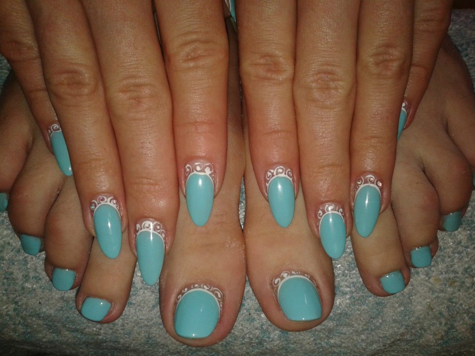 Бирюзовый маникюр овальные