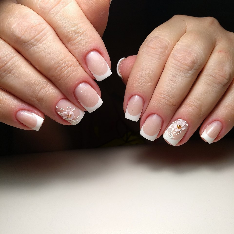 Нежный маникюр френч на короткие