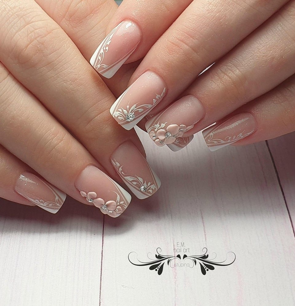 Французский маникюр с красивым узором