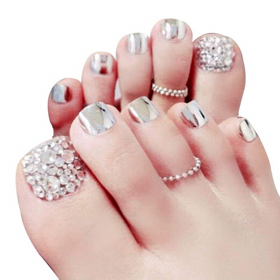 Белый педикюр с лункой