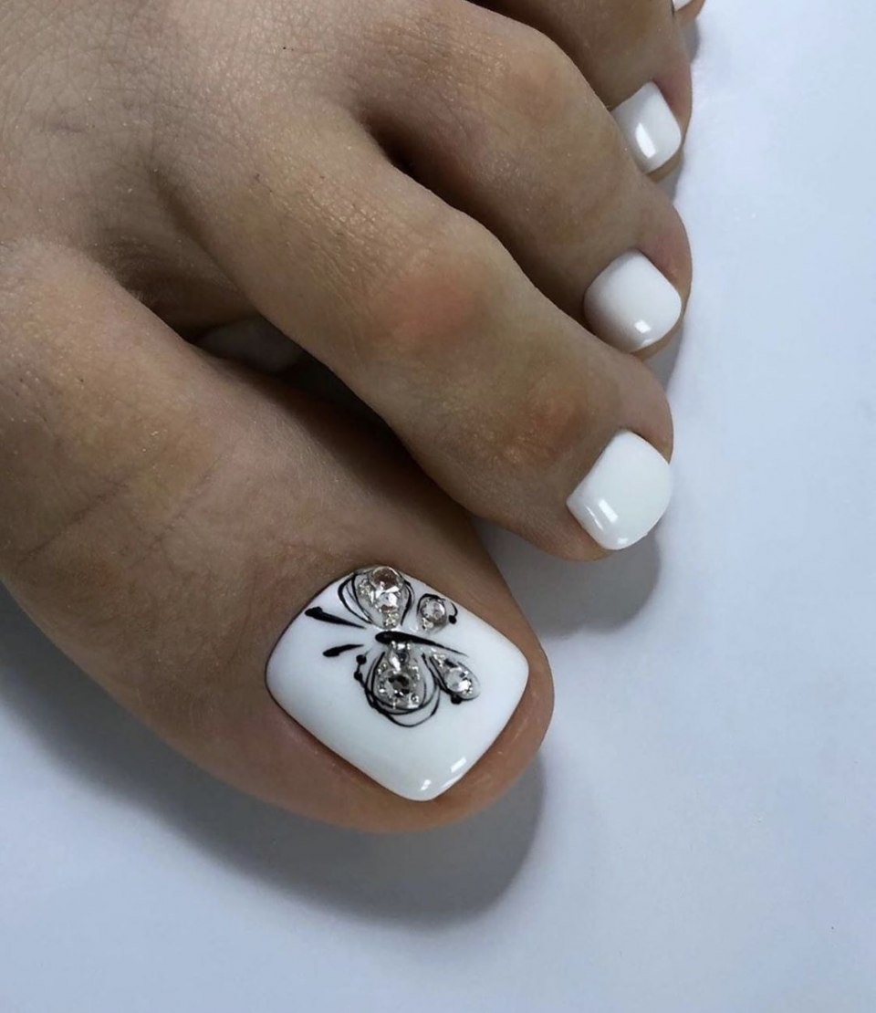 Педикюр с бабочками