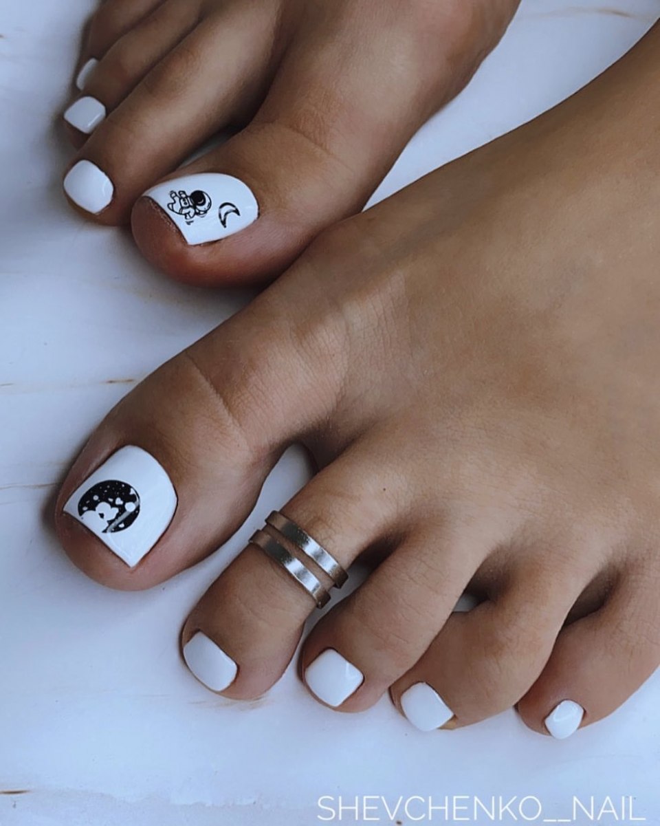 Белый педикюр со стразами