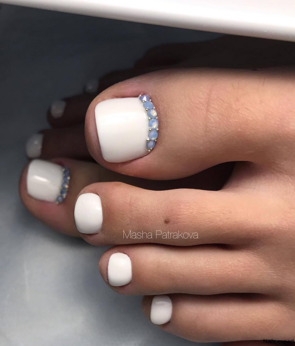 Белый педикюр с цветами