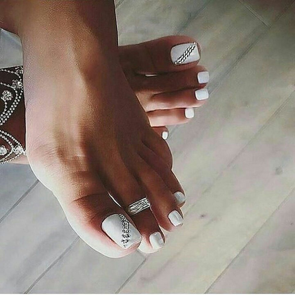 Педикюр с полосками