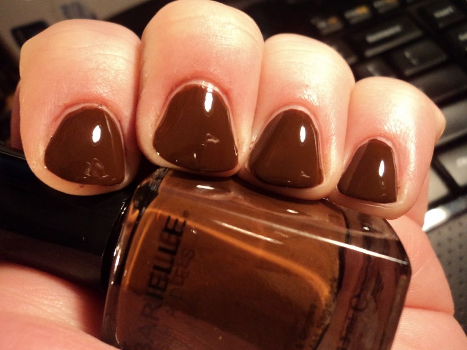 Лак для ногтей шоколадного цвета