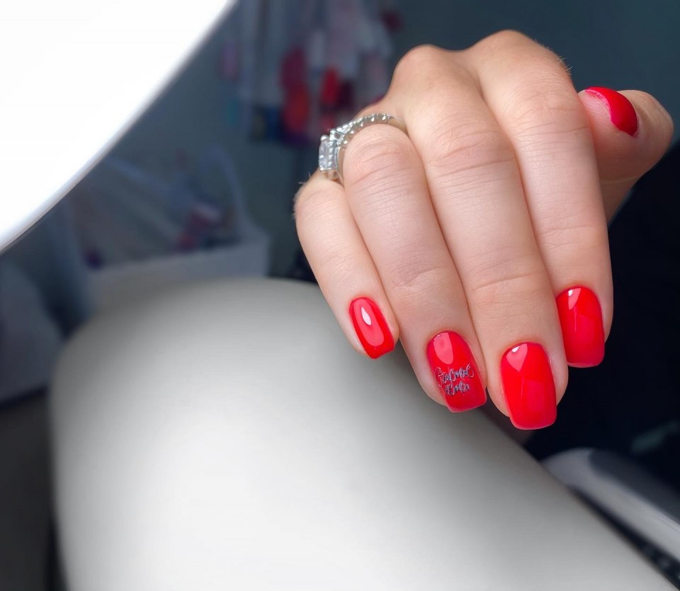 Фото девушки откровенность с красными ногтями