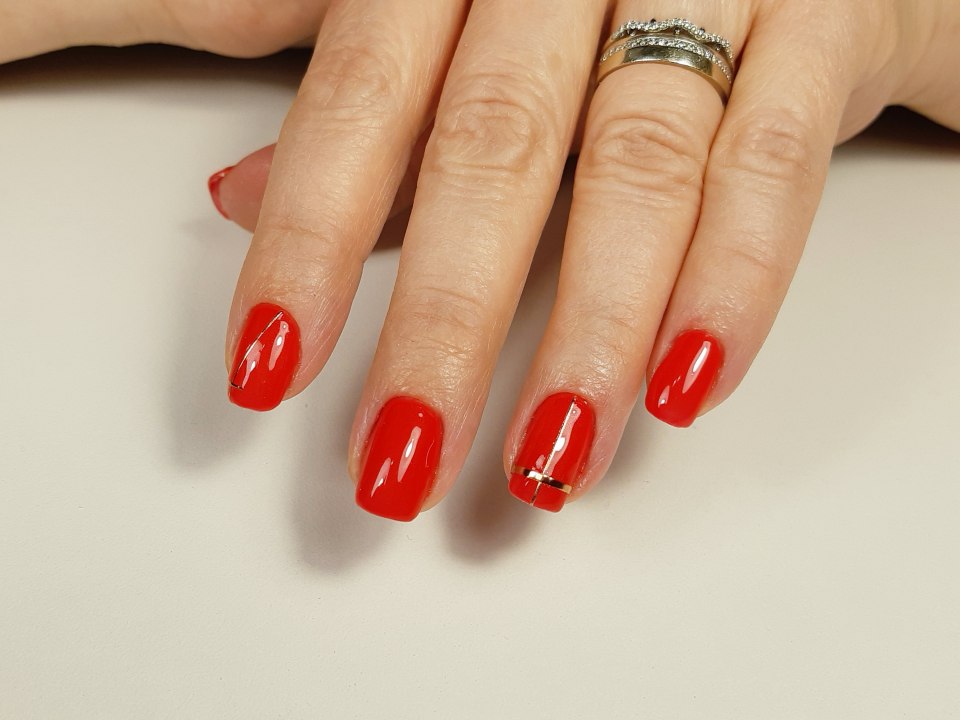 Красный комбинированный маникюр