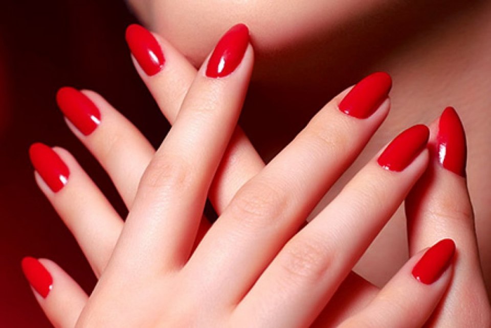 Маникюр под красное вечернее платье