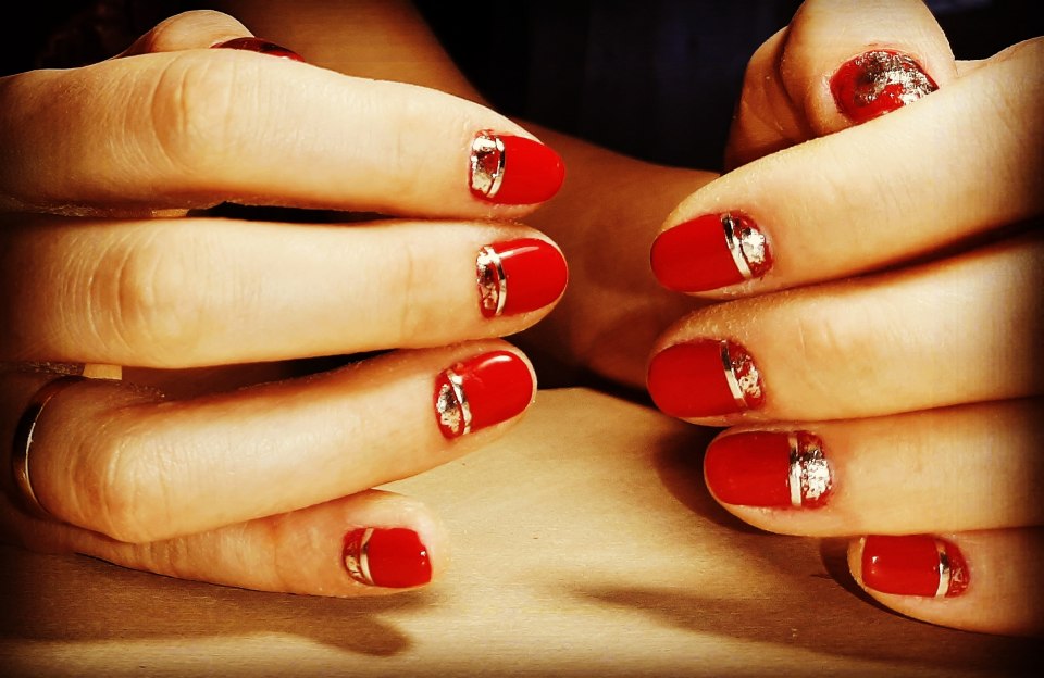 Красный маникюр с золотыми полосками