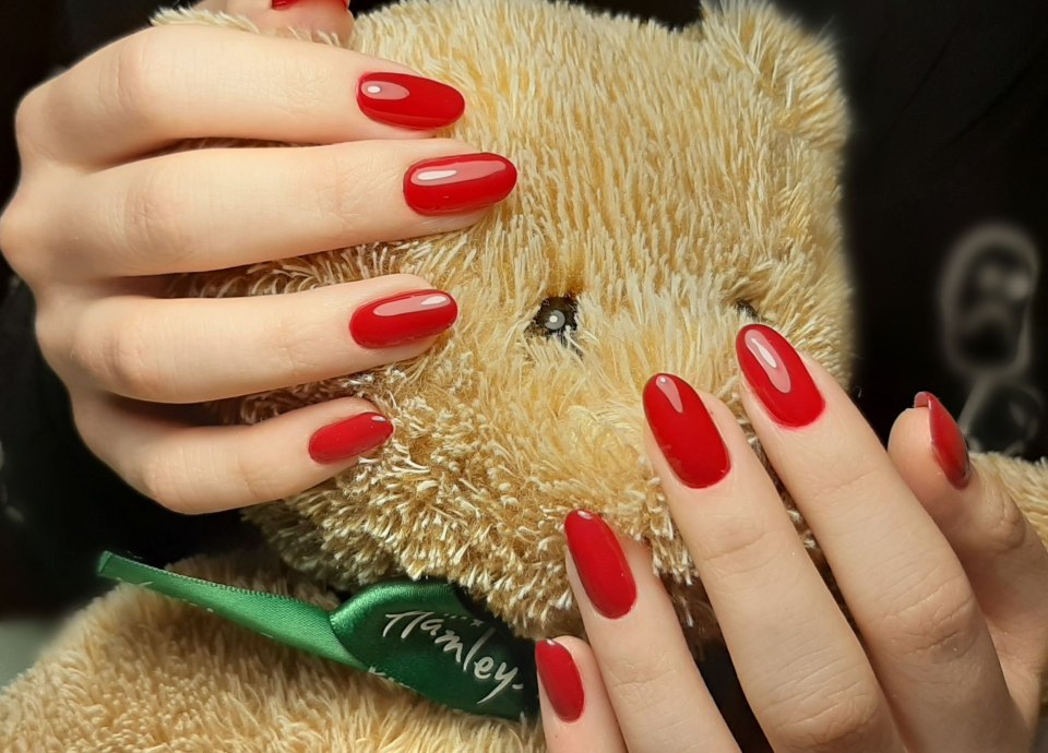 Помада под красное платье для брюнеток