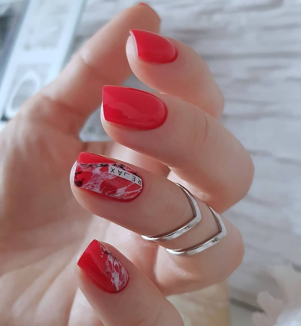 Маникюр красный с золотом 2021