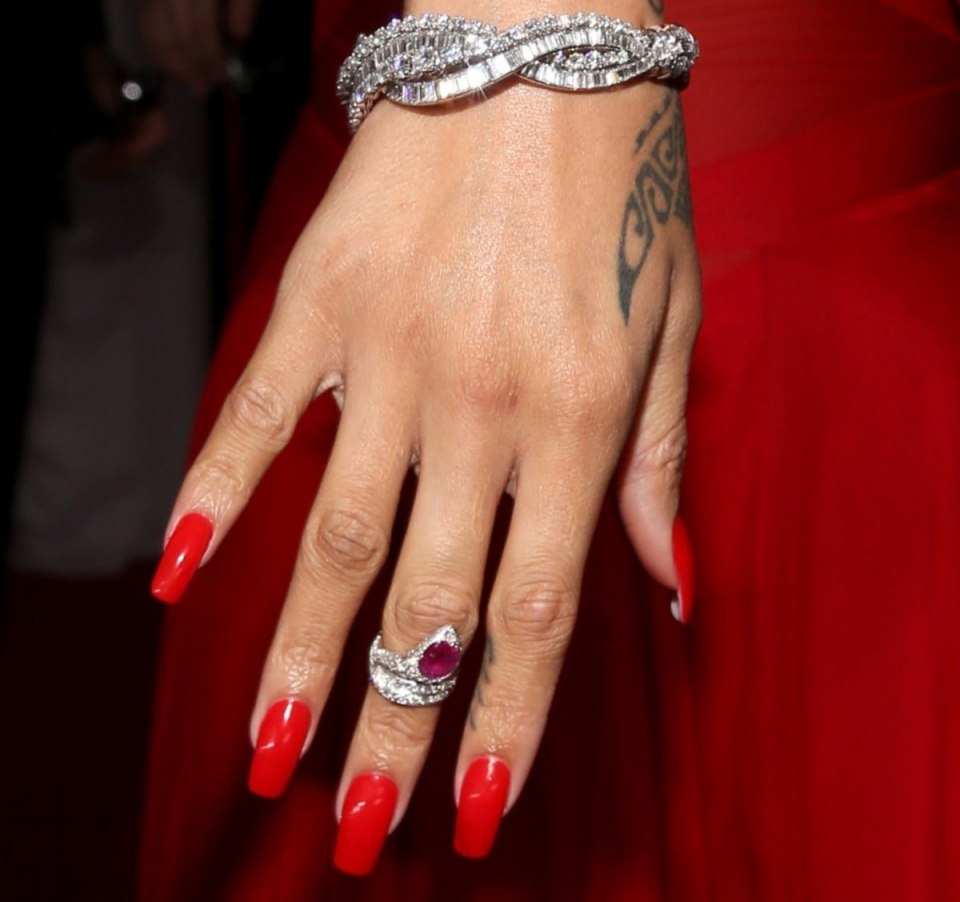 Маникюр красный белый золото