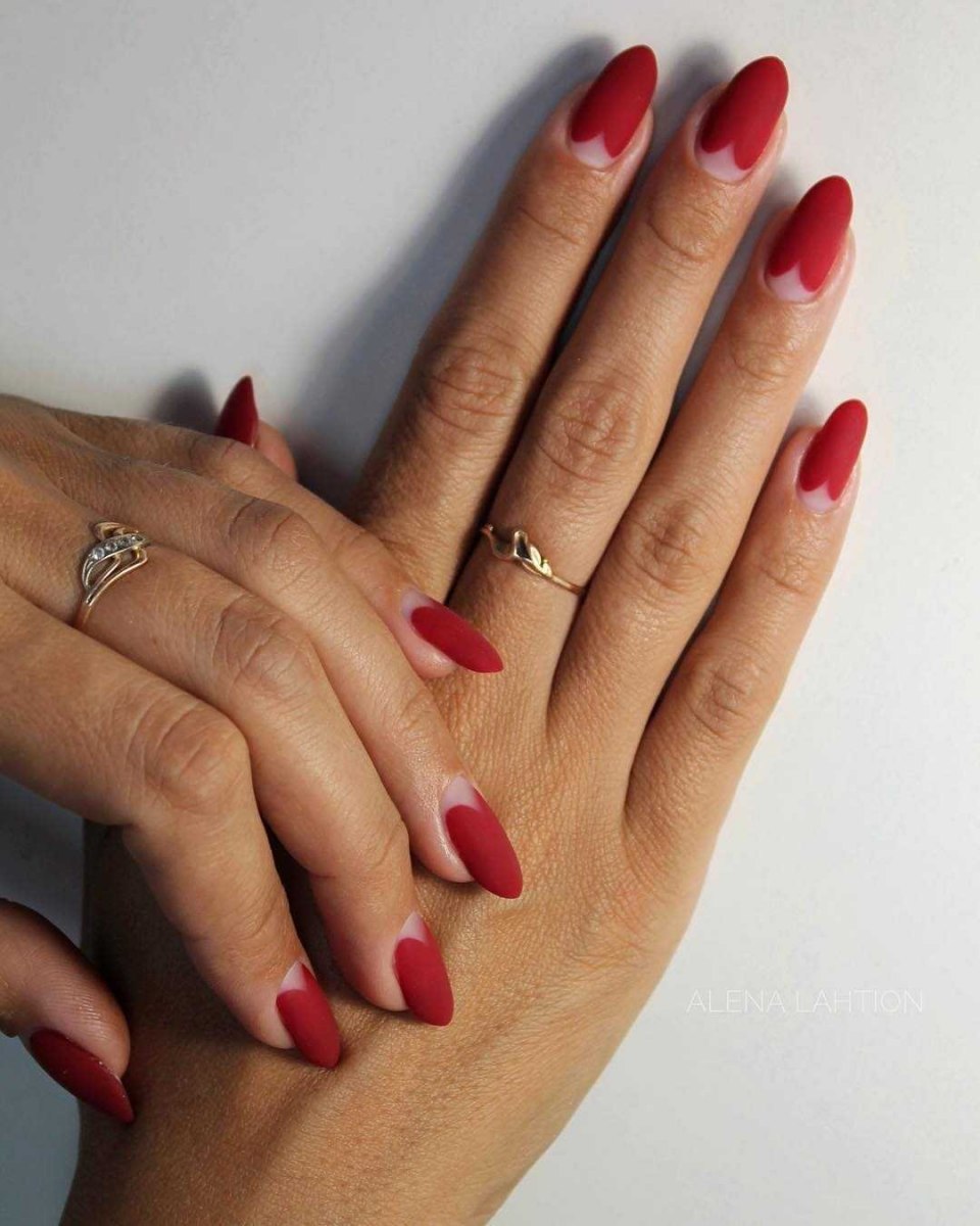 Офисный праздничный красный маникюр на короткие ногти
