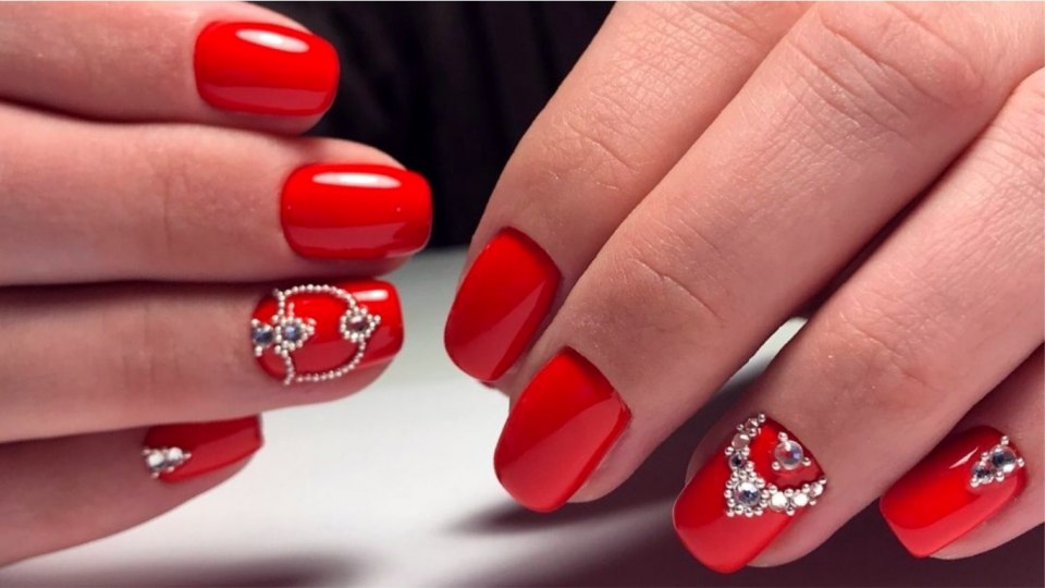 Красивый красный маникюр 2021