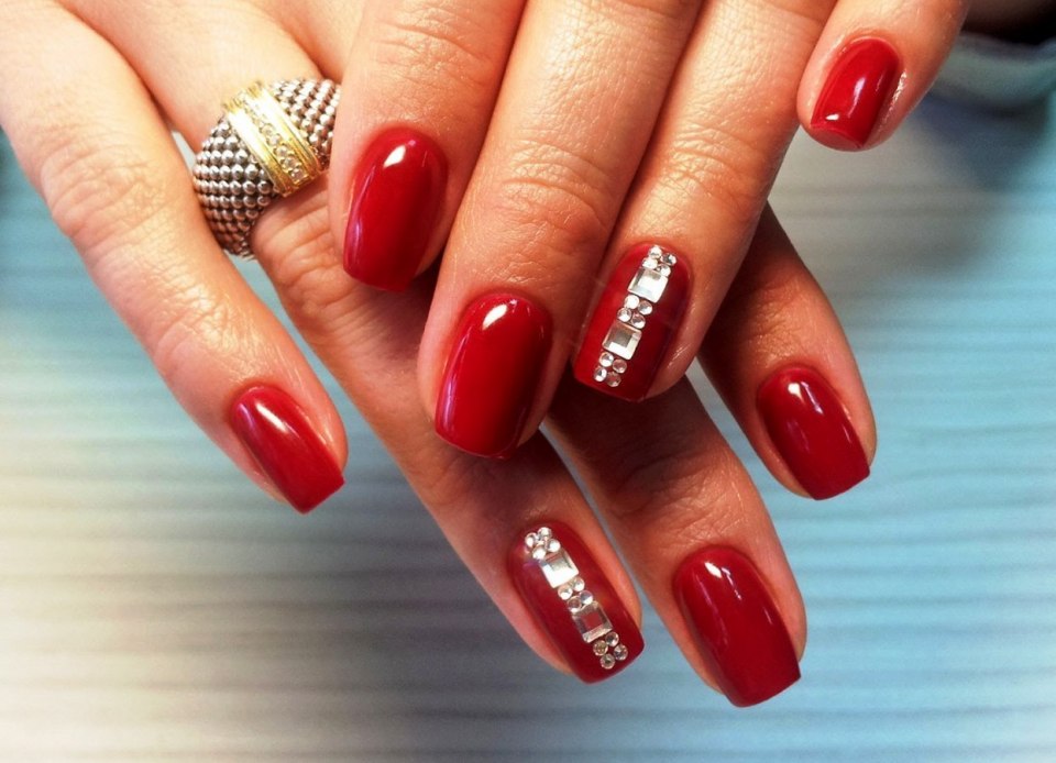 Красные ногти однотонные