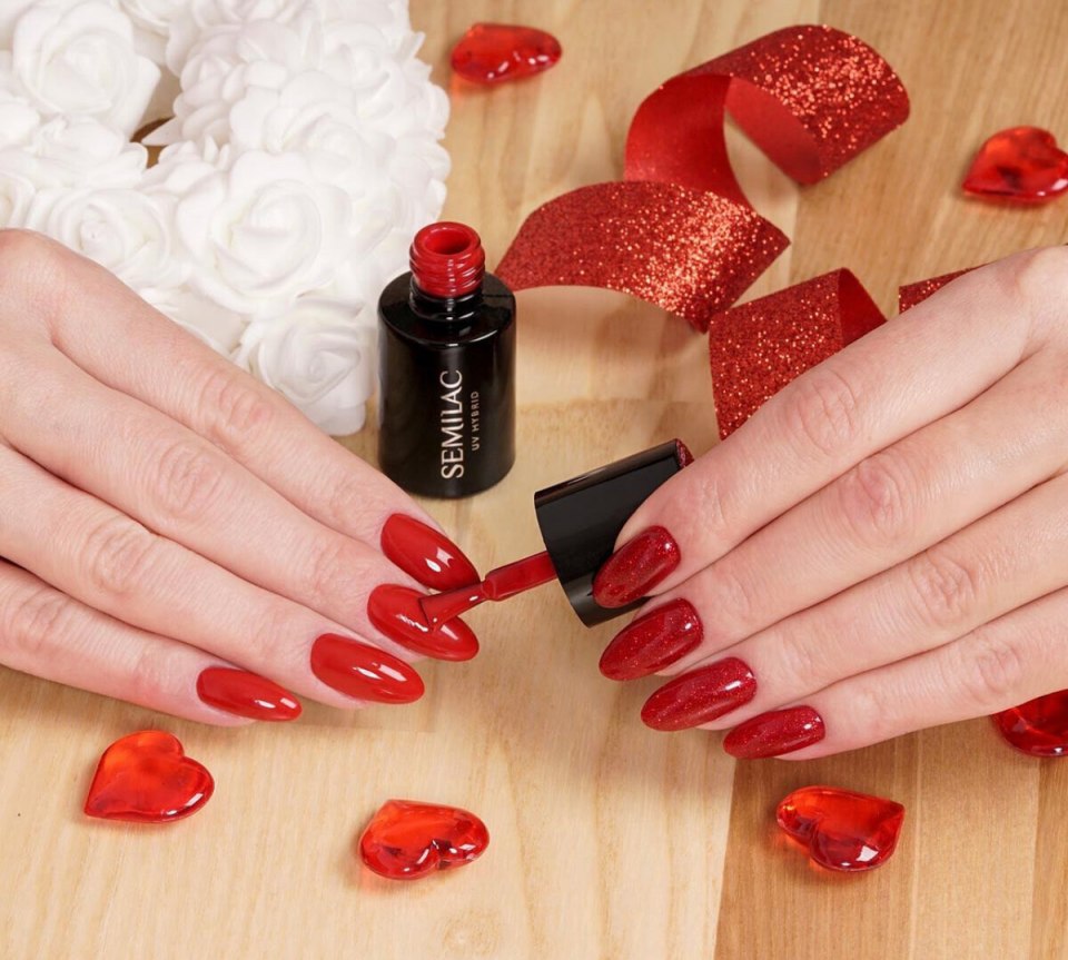 Девушка с красным маникюром