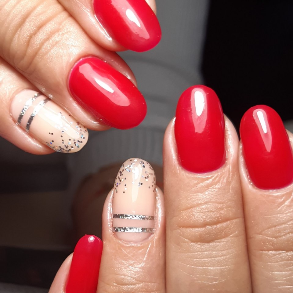 Сочетание красных ногтей и красной помады под одежду