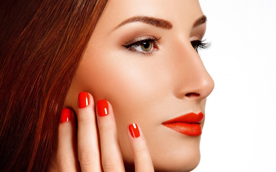 Красный маникюр с полумесяцем