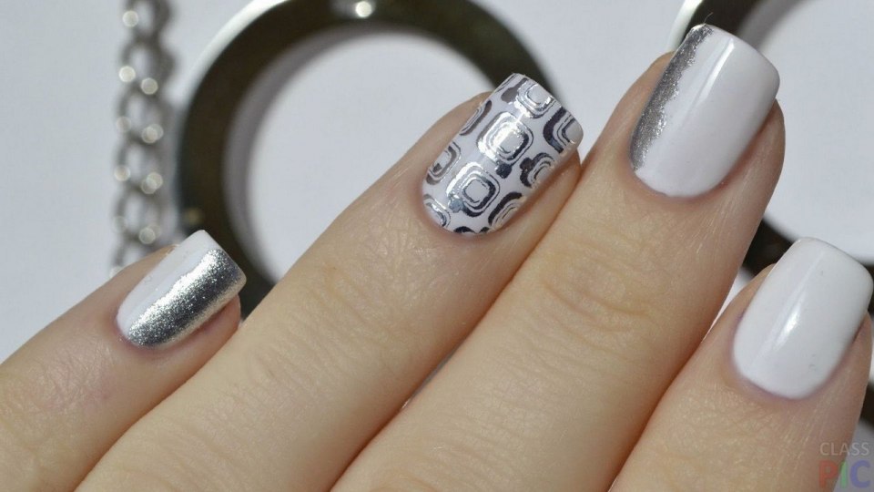 Бело серебристый маникюр