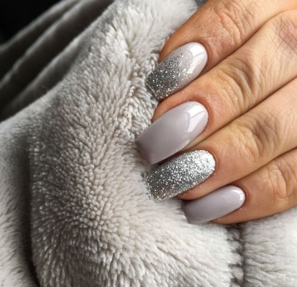 Новогодний маникюр белый с блестками