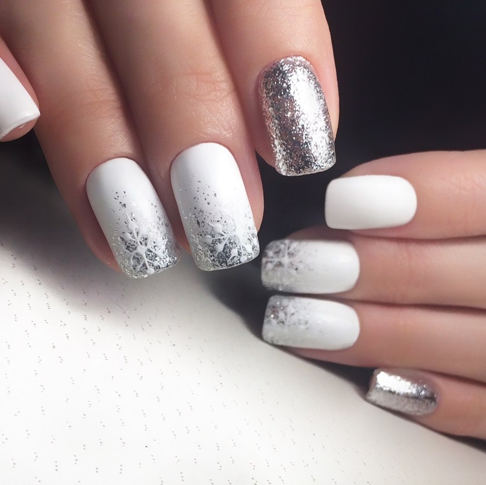 Белый маникюр с блестками