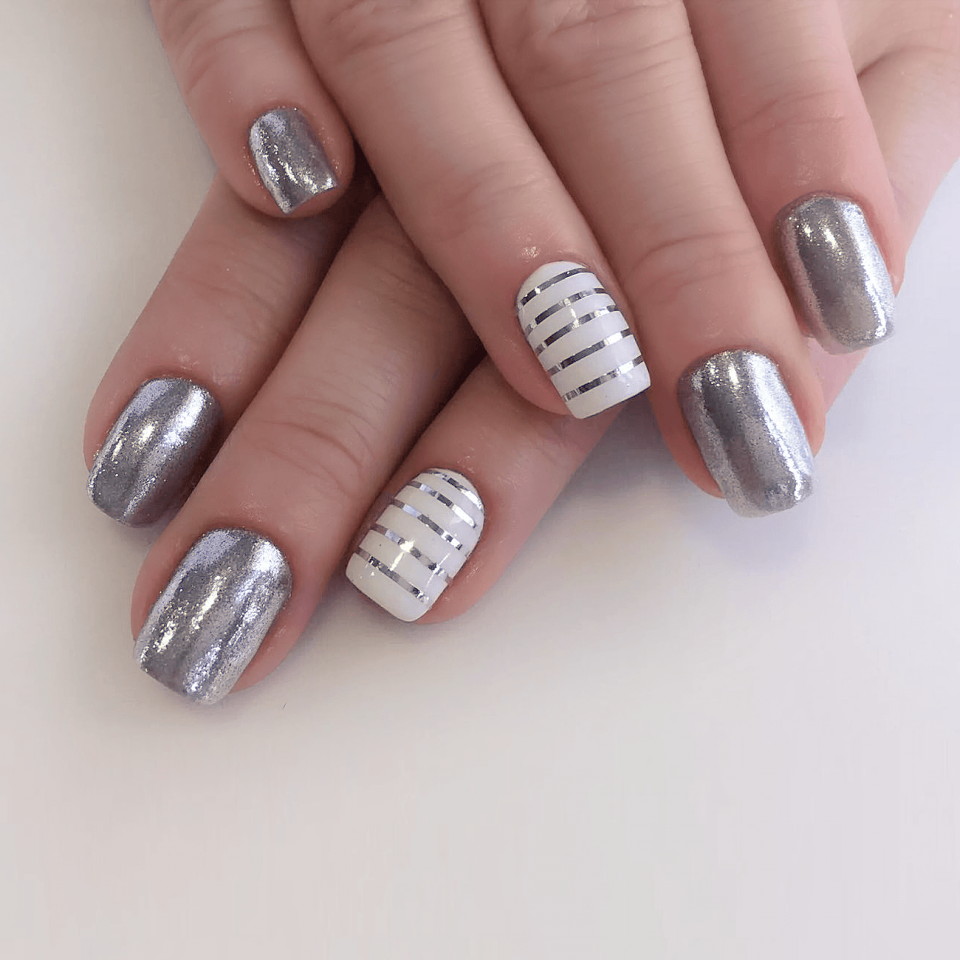 Серый блестящий маникюр