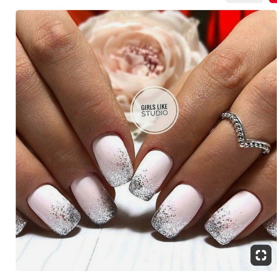 Новогодние ногти в сером цвете