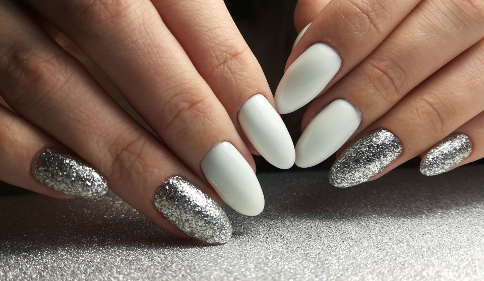 Белыйманикбр с блестками