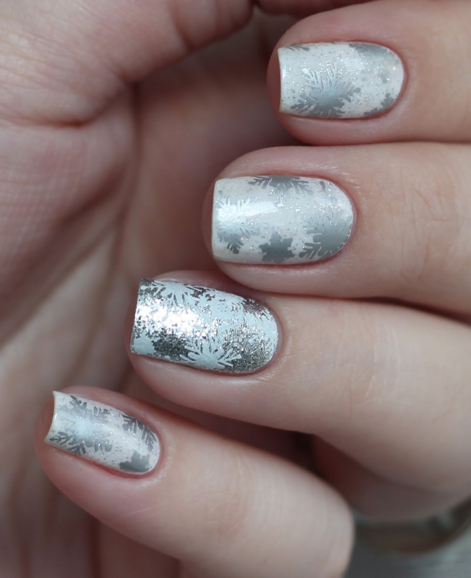 Серо серебристый маникюр