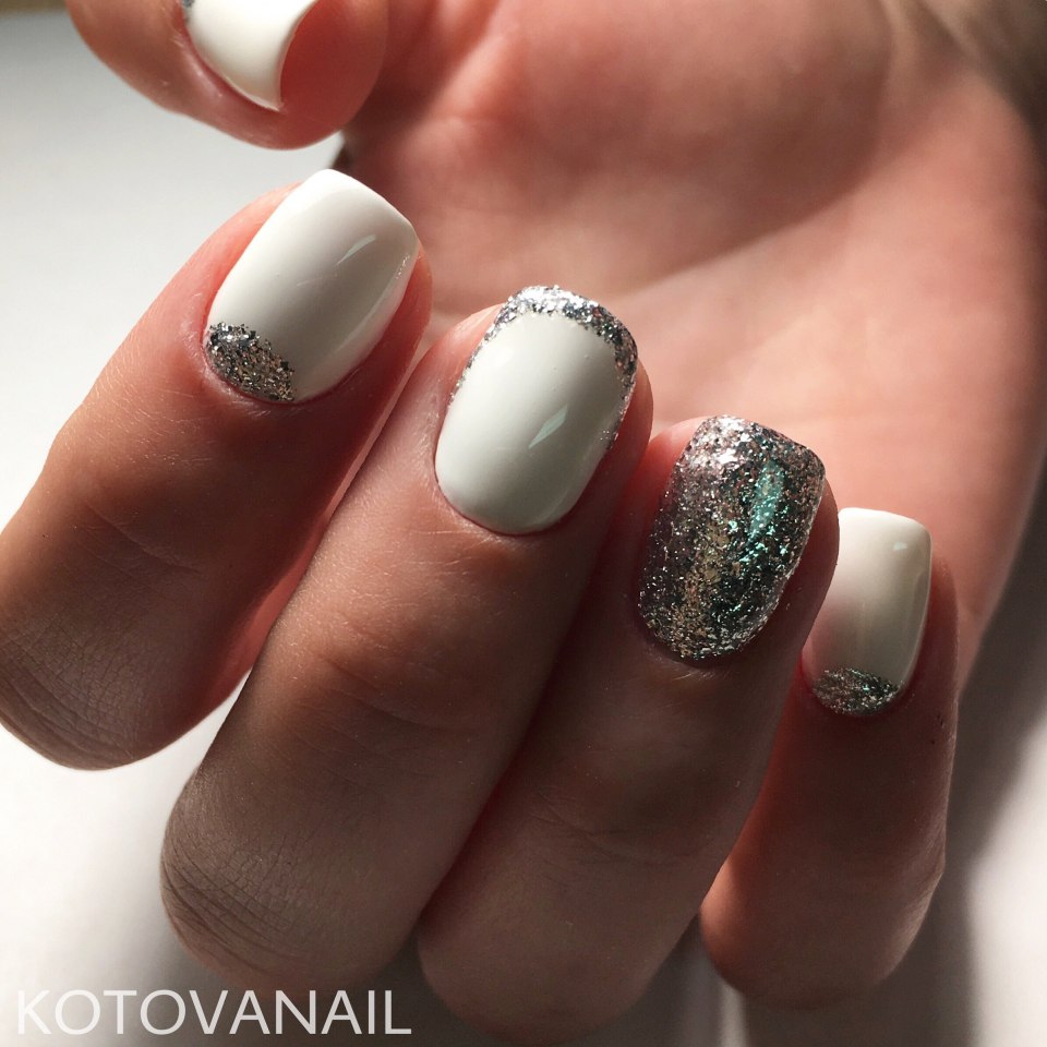 Маникюр белый с серебром