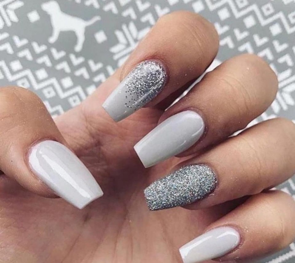 Новогодние серебристые ногти