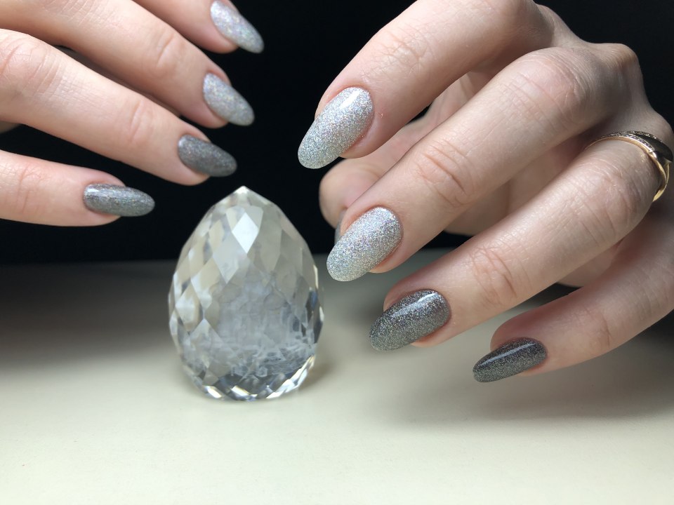 Бело серебристый маникюр