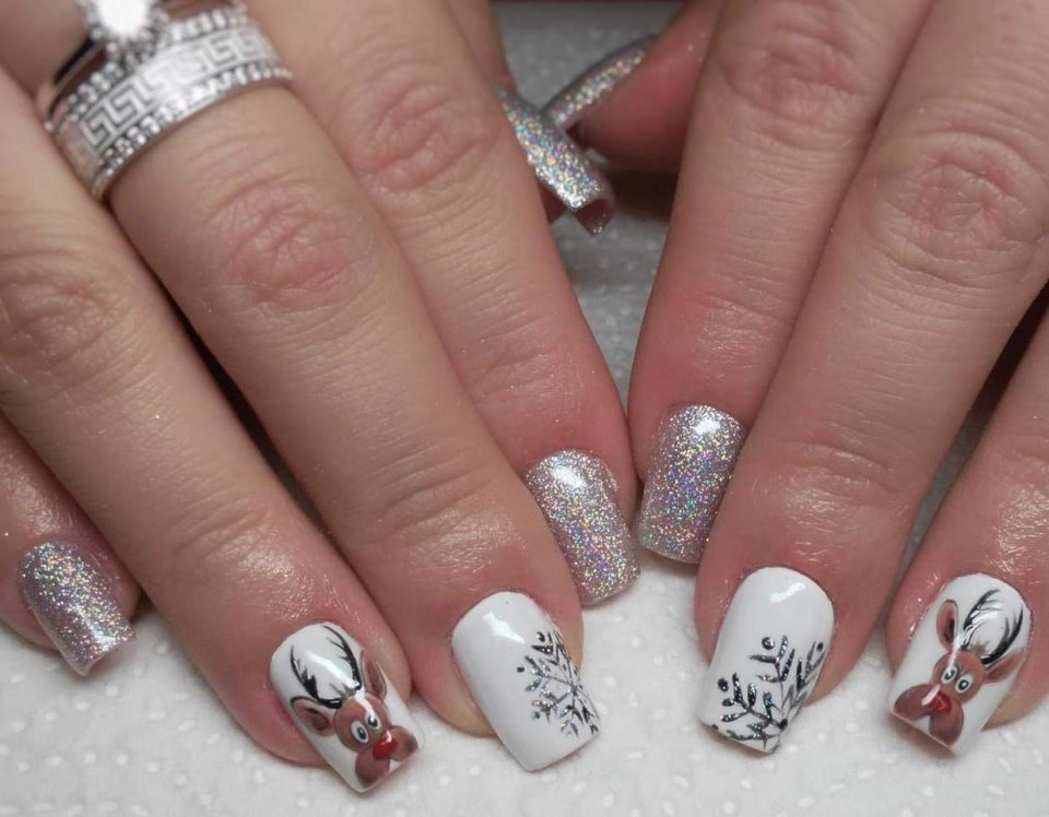 Бело серебряный маникюр