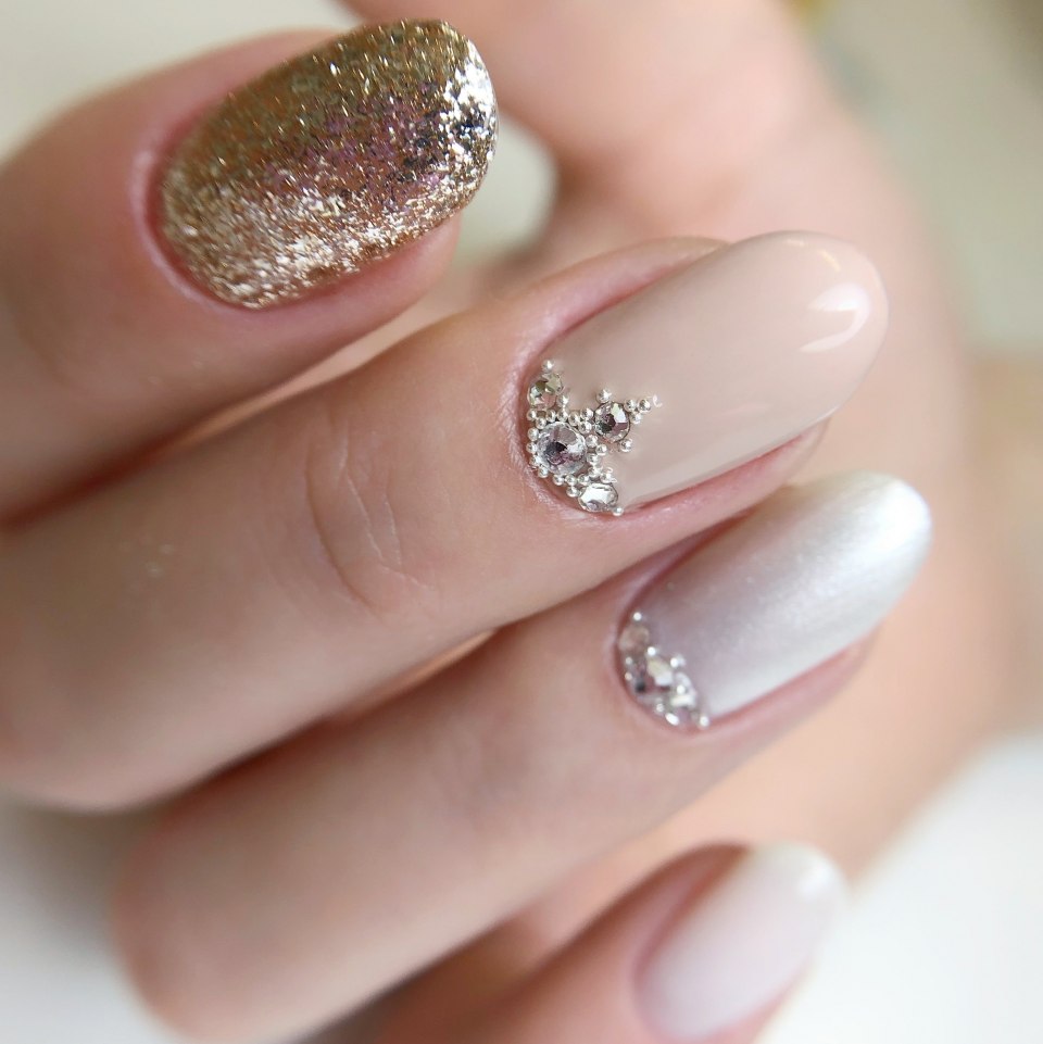 Маникюр со стразами и блестками
