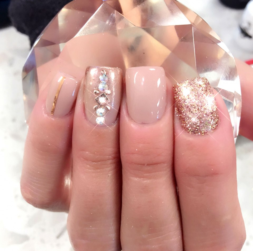 Ногти бежевые с блестками и стразами