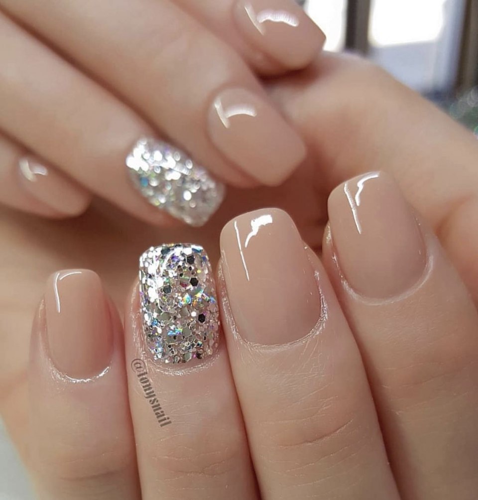 Маникюр со стразами и блестками на короткие ногти