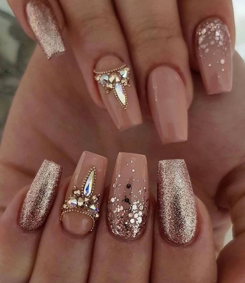 Ногти бежевые с блестками