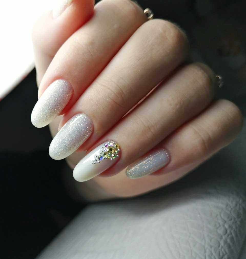 Блестящие ногти 2021