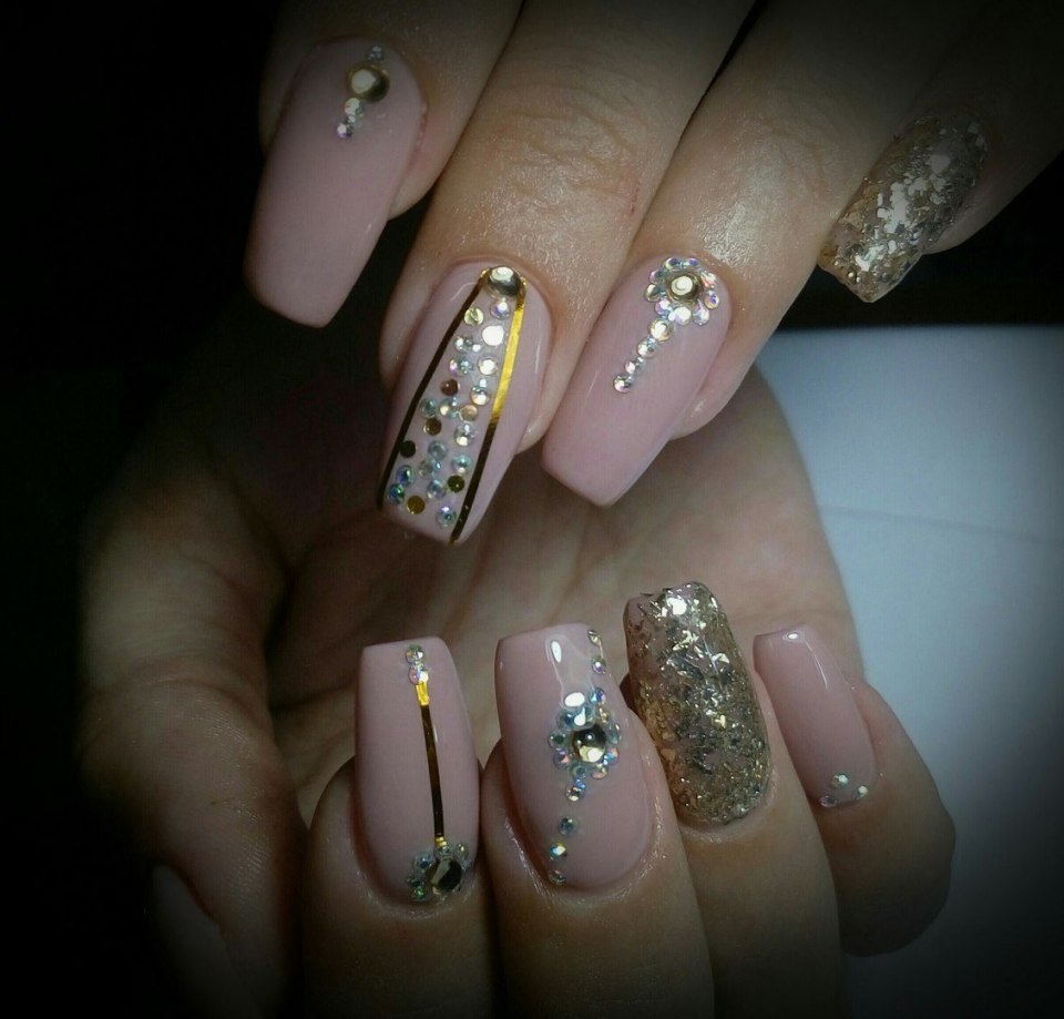 Бежевые ногти с камнями