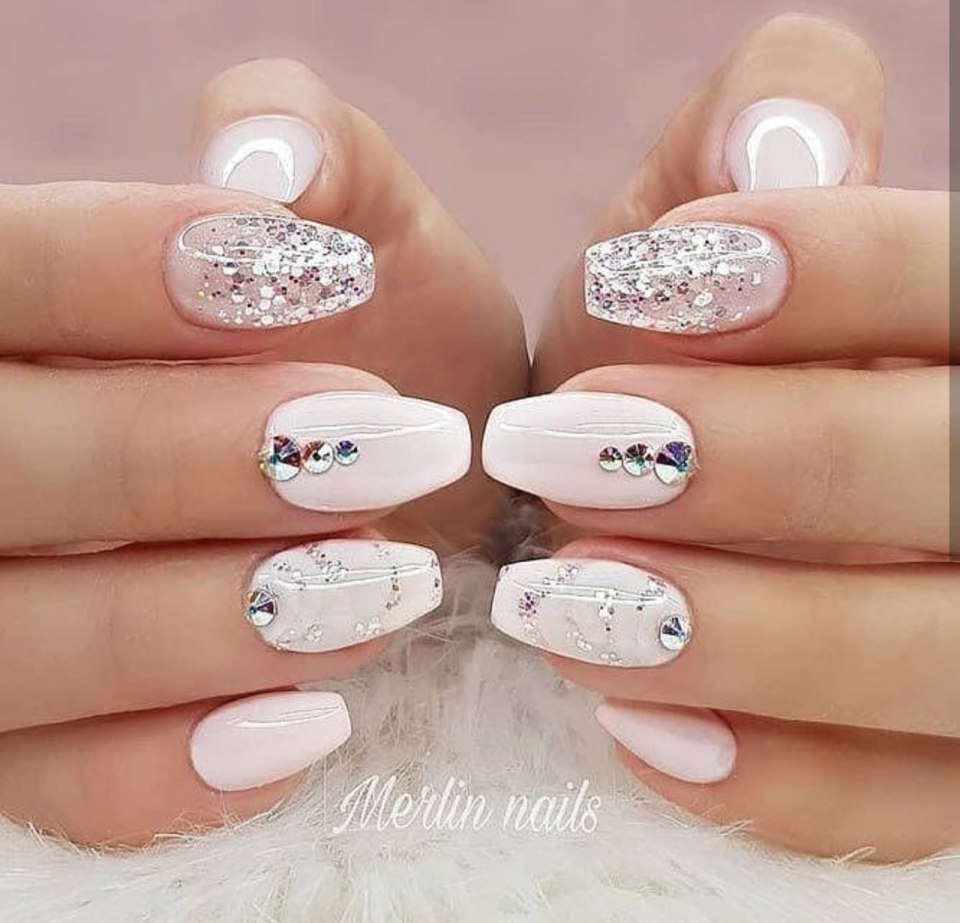 Ногти светлые со стразами