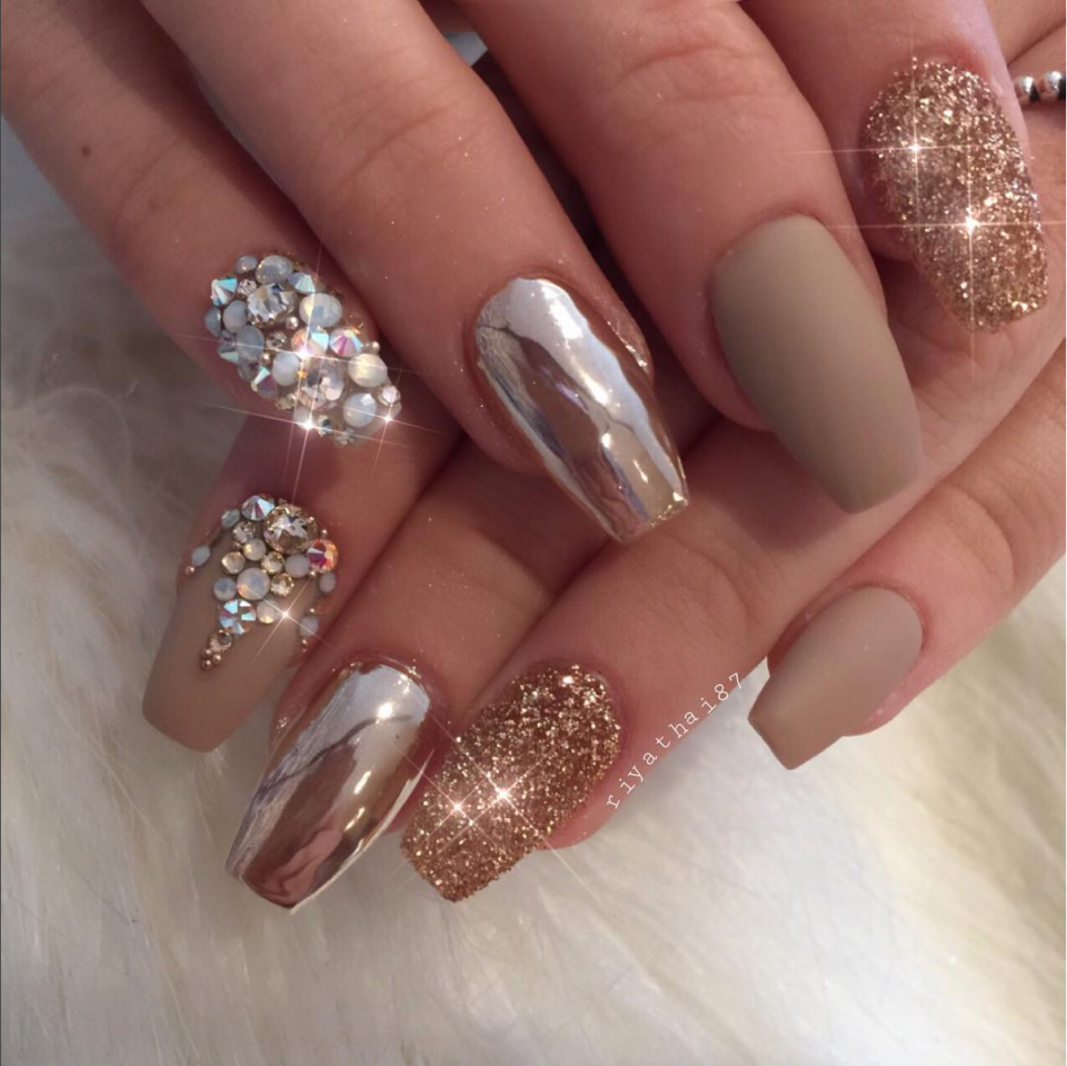 Маникюр со стразами и блестками