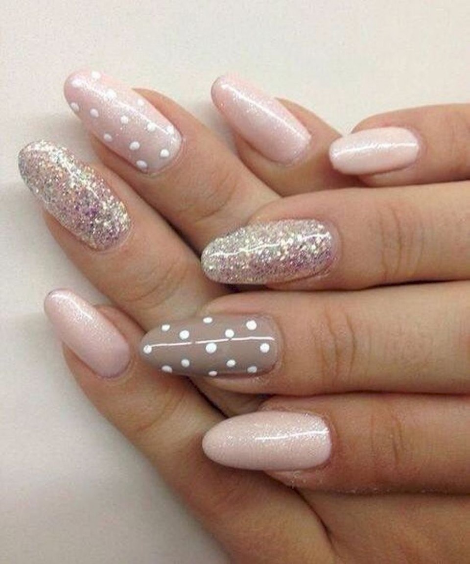 Маникюр в пастельных тонах с блеском