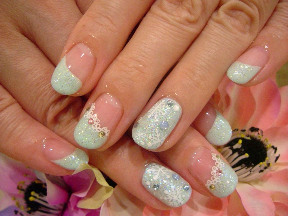 Нежный зимний маникюр со стразами
