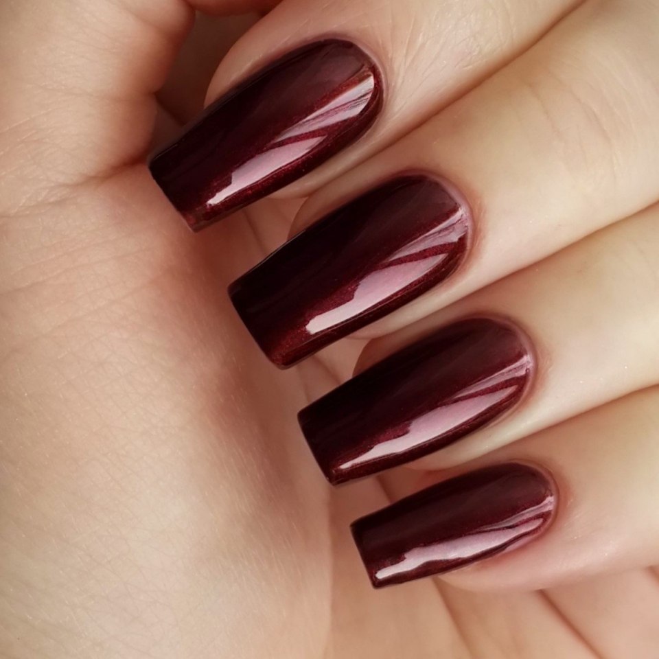 Бордовый маникюр с надписью