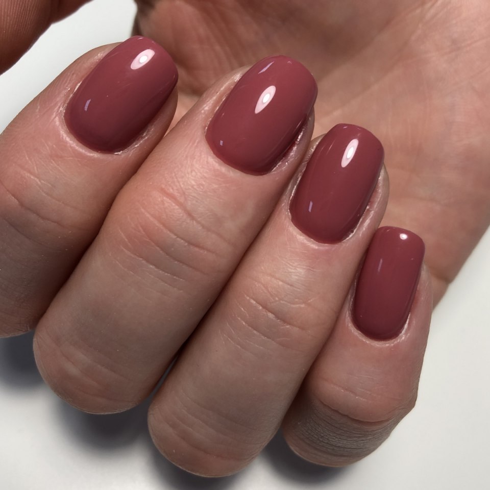 Миндальный маникюр однотонный темный