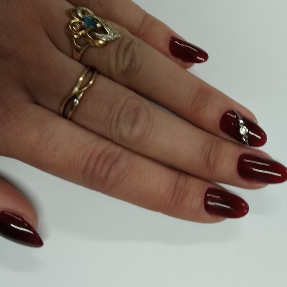 Осенний бордовый однотонный маникюр