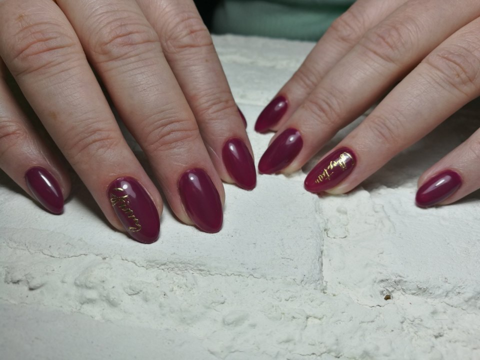 Роскошный бордовый маникюр